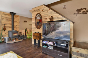 Emma's Cottage- Adorable Central Cozy Modern Chalet Home- Minutes to Activities